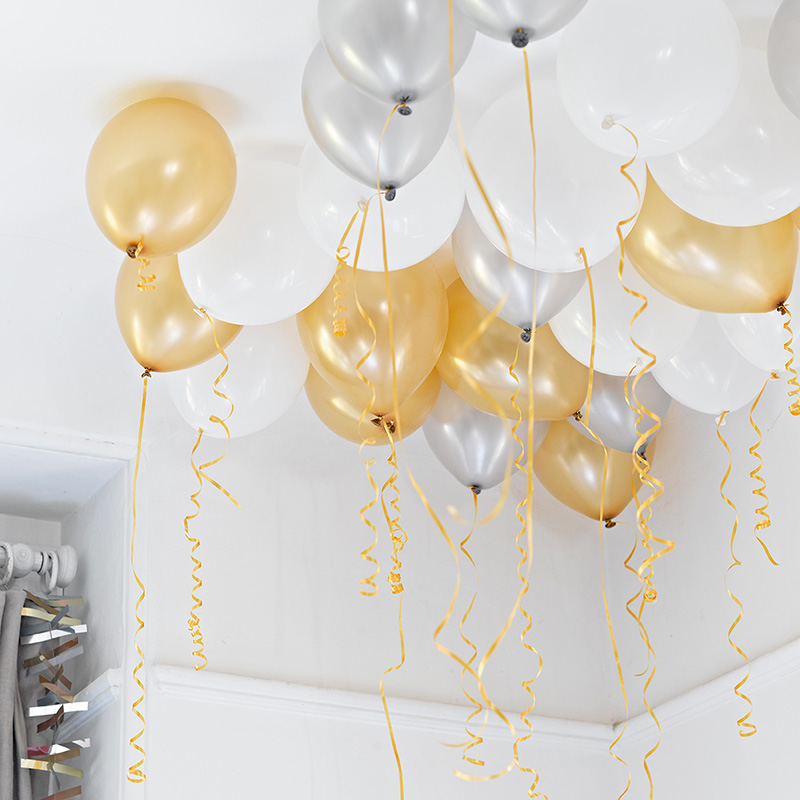 30 Ballons with string, gold, silver, white