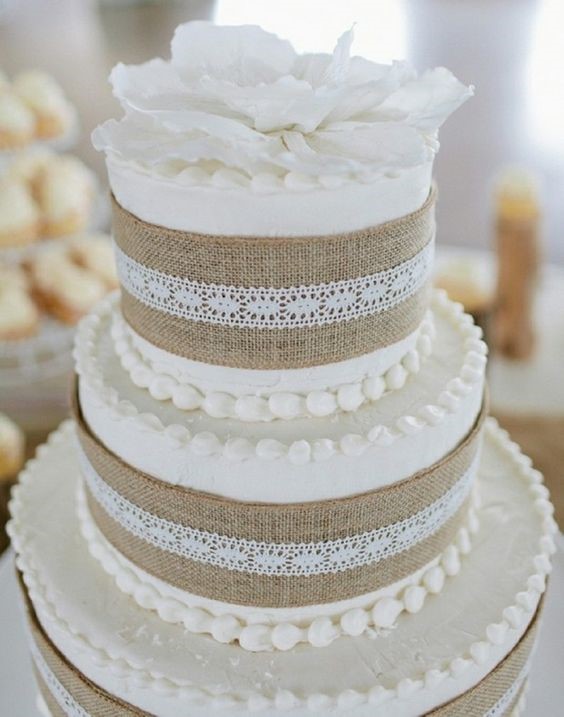 Gâteau de mariage lin et dentelle