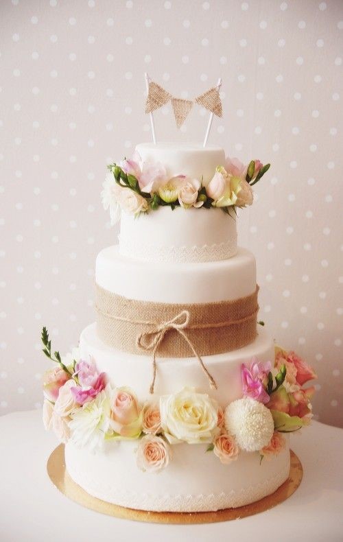 Gâteau de mariage et roses