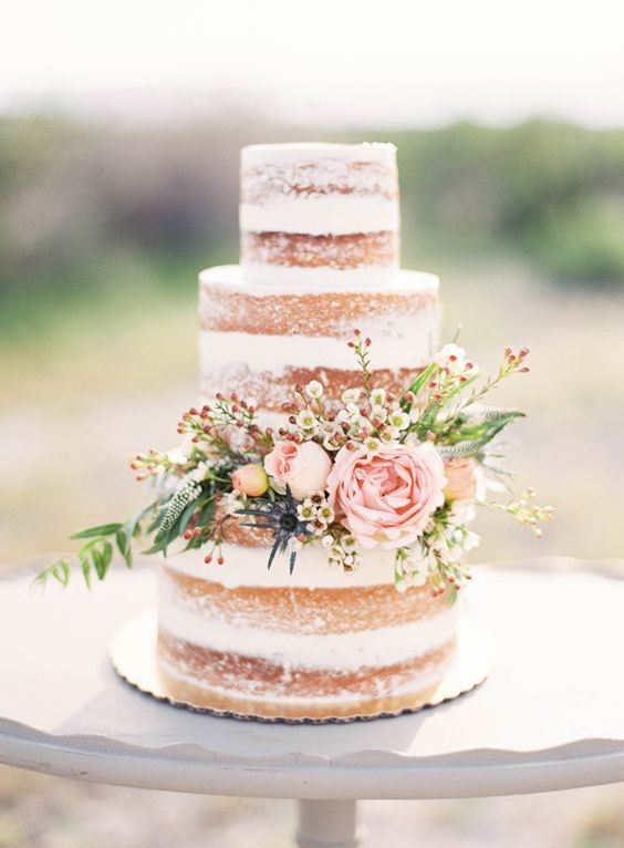 Gâteau de mariage naked avec roses